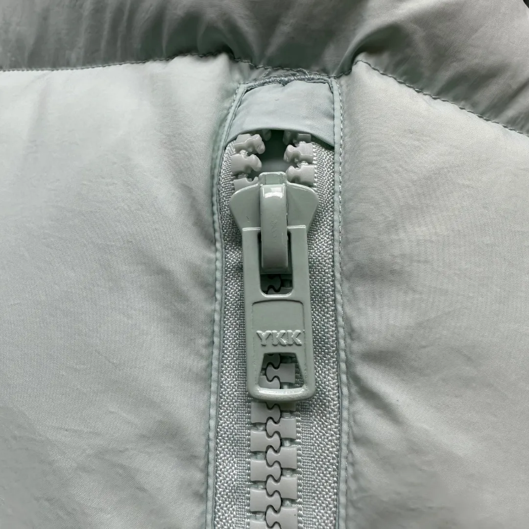 P780 𝗖𝗔𝗡𝗔𝗗𝗔 𝗚𝗢𝗢𝗦𝗘/Canada Goose capsule series macaron white label down jacket Fabric: Made of soft EnduraLuxe fabric imported from DuPont, CORDURA, USA, which enhances the durability of easy-to-wear parts, is lightweight and durable; the liner is made of 400T anti-velvet gallbladder, which is comfortable, soft and non-velvet. Hat: It has a detachable hood, which can be adjusted in two directions, and is also filled with down, which brings greater softness and wrapping around the head and neck, and is full of warmth. This parka has white trim at the back and around the hood, and the hood hardware is all original and custom-made to match the soft color of the fabric. Goose logo: The official website’s new series of large goose logos made of silicone, non-embroidered logos. Length: Fit hip-length. Accessories: The chest chain and pocket chain are all customized by YKK zipper company, and the zippers are consistent with the original color of the clothes; the zipper placket and inner straps are customized with the original Canada Goose logo; the cuffs are made of cashmere ribbing to increase comfort and lock in heat. Pockets: 3 exterior pockets: Fleece-lined hand-warmer pockets with two-way zipper closure for easy access. Security pocket with zipper closure under fly; 2 interior pockets: drop-in pocket Colors: Melt Blue, Moonlight Lime, Soft Pink, Beichen White Sizes: 𝗫𝗦-𝗦-𝗠